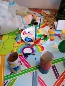 Gastouder Saskia Hengelo knutselen